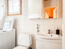 Kodissa on myös erillinen wc, missä paikka pyykinpesukoneelle.
