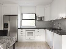 Läpitalonhuoneena avokeittiöolohuone on valoisa ja tilava