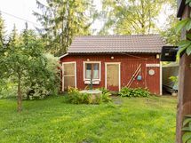 Tontilla purettava vanha sauna-/varastorakennus