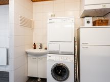 Kylpyhuoneen yhteydessä on myös kodinhoidollista tilaa