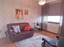 Makuuhuone 2 josta käynti lasitetulle parvekkeelle