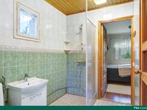 Kylpyhuoneessa on tilaa suihkulle ja siellä on myös yksi vessa