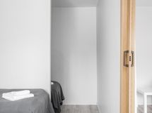 Erillinen nukkumatila on erotettu huoneen perälle alkoviksi. Tilaa voi käyttää myös vaatehuoneena.