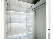 Tämän makuuhuoneen yhteydessä on vaatehuone.