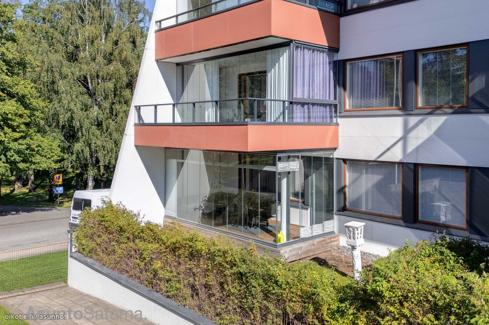 Olisiko lasitettu terassi ja aidattu länsipiha kaipaamasi mauste uuteen kotiisi?