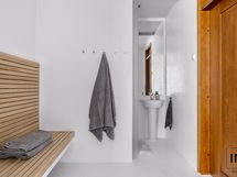 Pukuhuoneen takana wc-tila.