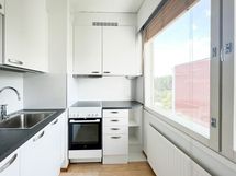 Ikkuna tuo keittiöön mukavasti luonnonvaloa