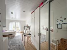 Jääkaappi-pakastin on myös integroituna. Eteisessä on säilytystilaa mukavasti.