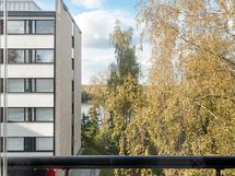 Länteen Lippajärven suuntaan katsova lasitettu parveke