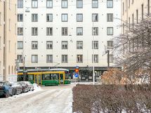 Runeberginkadulta hyppäät ratikan tai bussin kyytiin.