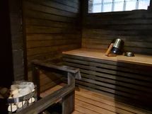 Sauna, jossa puu- ja sähkökiuas