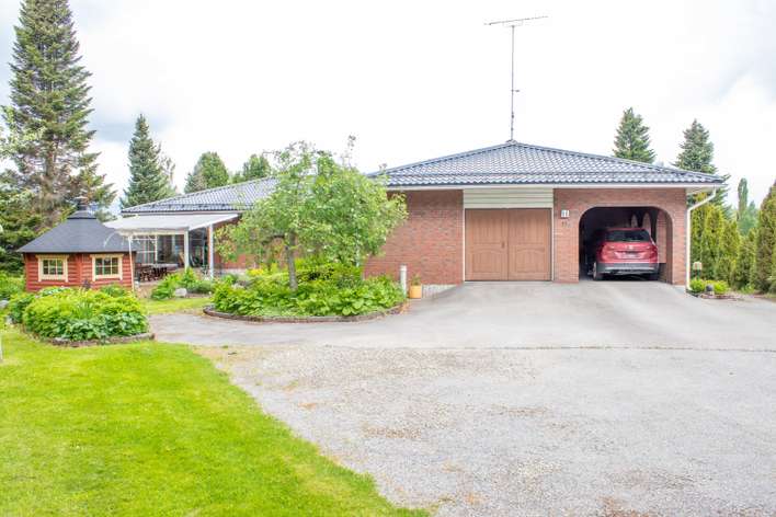 Omakotitalo, 4x mh + oh + k + takkah.+ 2x wc + psh + s + allas-osasto + khh + askarteluhuone + kellari + kesähuone + autovaja, 225/287 m², Lammi, Hämeenlinna