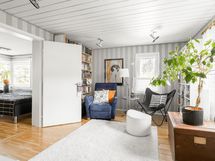 YLÄKERRAN HUONEESTA