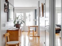 Näkymä eteisestä olohuoneeseen