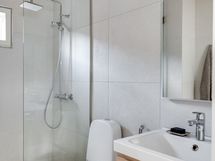 Yläkerran kylpyhuone/wc