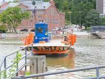 Föri kuljettaa joen toiselle puolelle.