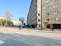 Mannerheimintien ja Kuusitien kulmauksesta lähtevät bussit ja ratikat tihein vuorovälein.