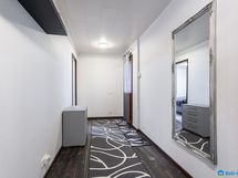 Laajennusosan eteistilasta kulku takapihan katetulle terassille