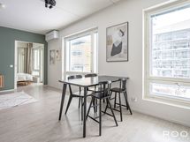 Avarat ikkunapinnat tuovat oleskelutilaan runsaasti valoa. Ilmalämpöpumppu viilentää kesähelteillä.