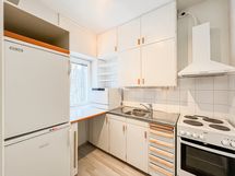 Keittiön varusteisiin kuuluu mm.  pöytämallinen astianpesukone