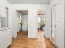 Kodinhoitotilasta on kulku ulos ja reilusti kaappitilaa pyykin säilytykseen.