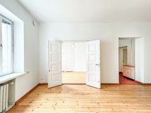 Asunnossa kaunis lautalattia ja tunnelmalliset pariovet johdattelevat makuuhuoneen puolelle.