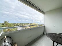 Lasitettu parveke kaakon suuntaan.