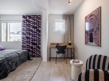 Makuuhuoneessa, että olohuoneessa löytyy rauhalliset paikat työpisteille. 