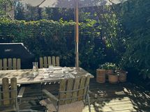 Helppohoitoinen ja suojaisa piha.