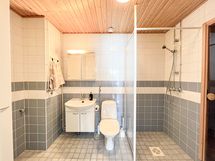 Tilava laatoitettu kylpyhuone.