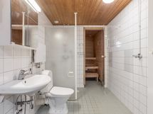 Tilava ja siisti kylpyhuone, jossa on tilaa myös pesutornille.