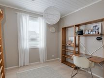 Toinen alakerran makuuhuoneista/ Andra sovrummet i nedre våningen