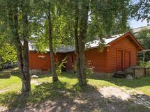 Pihapiirin erillinen varastorakennus.