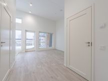 Yläkerran oleskelu-työ-makuuhuone, vaatehuone