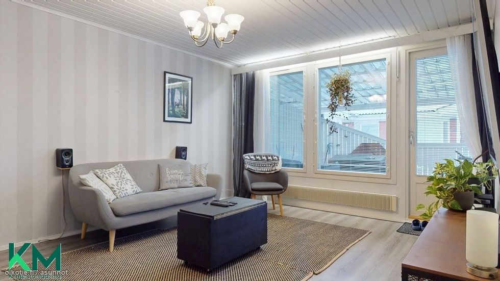 Olohuone ja käynti terassille