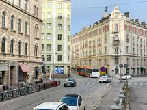 Viiskulmassa on useita ravintoloita ja hyvät bussi- sekä ratikkayhteydet kävelymatkan päässä.