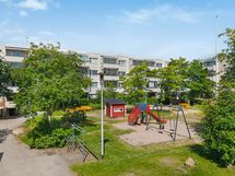 Pihapiiri on vehreä ja viihtyisä