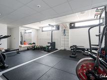 Taloyhtiön kuntosali.