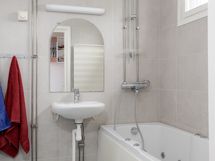 Remontoitu kylpyhuone, jossa poreamme