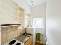 Ikkunallisessa keittokomerossa on avokaapistot.