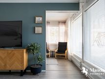 Olohuoneesta käynti työhuoneeseen jossa liukuovi.