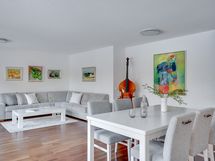 Upea avara olohuone, josta mahdollista jakaa yksi makuuhuone lisää