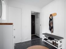 tilavan eteisen yhteydestä kulku makuuhuoneisiin, keittiöön ja olohuoneeseen