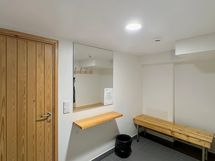 Taloyhtiön saunaosaston pukuhuone