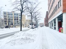 Bussit kulkee talon edestä.