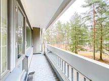 Asunnosta on rauhallisen vehreät näkymät itään. Toinen kerros.