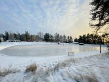 Urheilupuistossa, n.2,5 km päässä kotoa, myös monipuoliset urheilumahdollisuudet.