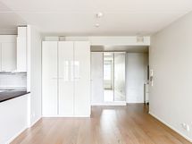 Säilytystilaa on mukavasti kaappien muodossa.