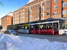 Mechelininkatua pitkin kulkevat niin ratikat kuin bussitkin.