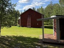 Päärakennus ja ulko-wc